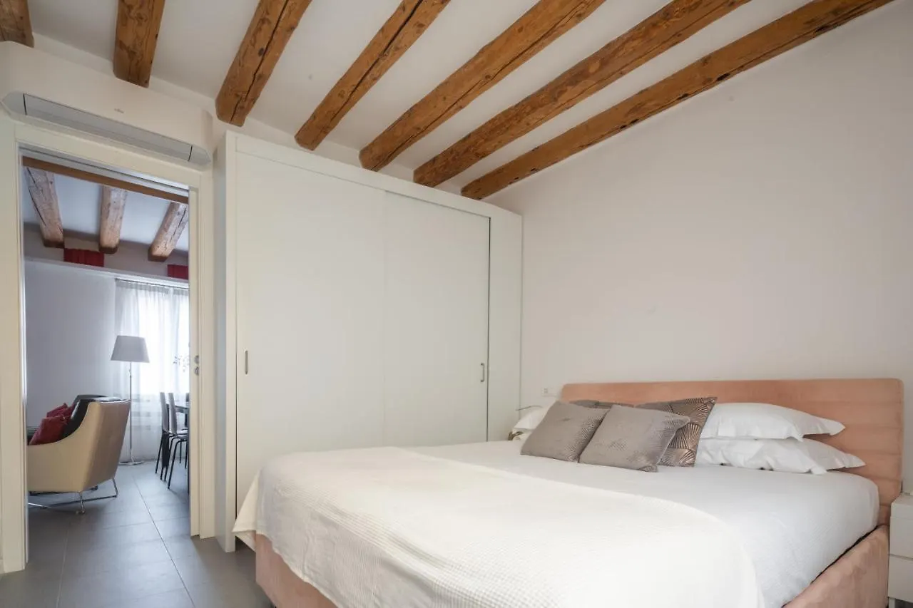Luxury Garden Mansion R&R Apartment Venice